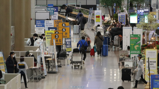 정부가 새로운 코로나19 변이 바이러스인 '오미크론'의 국내 유입을 최대한 막기 위해 오는 10일부터 16일까지 가나, 잠비아에서 한국으로 오는 단기체류 외국인의 입국도 금지한다.  연합뉴스